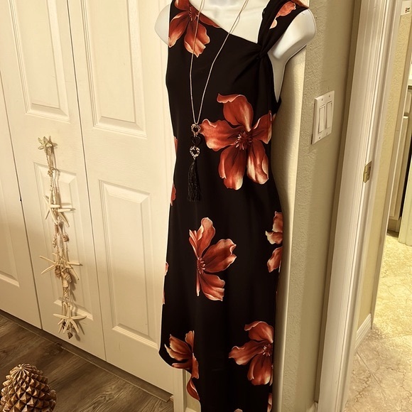 A black crepe hi/Lo dress with maroon magnolias and cut in shoulder. A beauty 🌺 - Picture 4 of 15